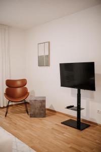 een flatscreen-tv op een stand in een woonkamer bij Modern Apartments Vienna in Wenen