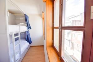 波尔图Lindo Vale 412的一间有双层床和窗户的小房间