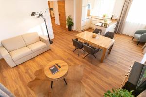 sala de estar con sofá y mesa en Waldrand Apartments en Ramsau am Dachstein