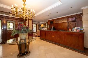 伊斯坦布尔Pera Rose Hotel & SPA HB的站在酒店大堂酒吧的男人
