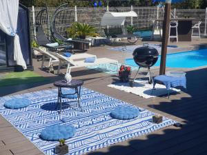 een zwembad met een tafel en stoelen naast een zwembad bij Spa Ibiza Dosrius in Canyamás
