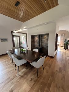 Istumisnurk majutusasutuses Modern home with sea views