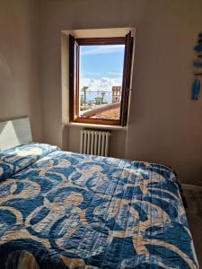 un dormitorio con una cama y una ventana en Vista Apartment Bardolino, en Bardolino