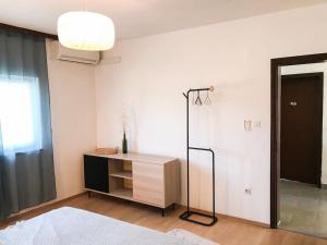 Habitación con escritorio, lámpara y puerta en Lukenda rooms en Pakoštane