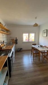 Il comprend une cuisine équipée d'une cuisinière et d'une table. dans l'établissement Lukenda rooms, à Pakoštane