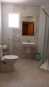 Aries - Zand Properties في بنيدورم: حمام مع مرحاض ومغسلة
