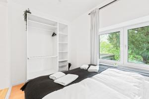 - une chambre avec un grand lit et une fenêtre dans l'établissement Kingsize Bett, Naturidylle, Netflix, Großräumig, à Pforzheim