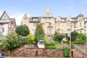 a row of houses on a brick wall at Kingsize Bett, Terrasse, Netflix, zwei Zimmer in Pforzheim