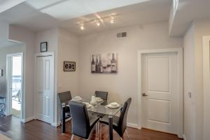 uma sala de jantar com mesa e cadeiras em Buckhead Fully Furnished Apartment apts em Atlanta