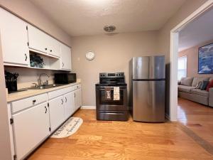 una cucina con un frigorifero in acciaio inossidabile in una stanza di 318 Perfect for families a Newport News