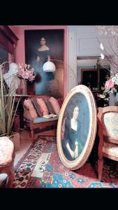 的住宿－Art action room，画着一个画框中的女人的肖像的房间
