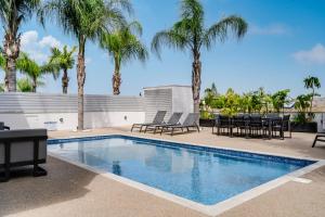 Bazén v ubytování Valerian Palm Villas - Napa's Secret Escape nebo v jeho okolí