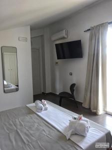 une chambre d'hôtel avec un lit et des serviettes. dans l'établissement FAVARA Rooms, à Portopalo di Capo Passero