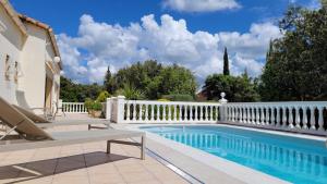 Villa con piscina y valla blanca en La Cèzenole en Méjannes-le-Clap
