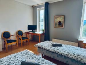 1 dormitorio con 2 camas y escritorio con ordenador en Tallinn Seaside Apartment en Tallin