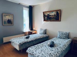 sypialnia z 2 łóżkami i obrazem na ścianie w obiekcie Tallinn Seaside Apartment w Tallinnie