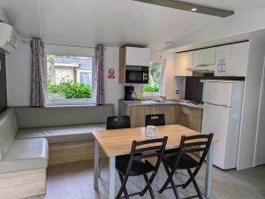 Kuchyň nebo kuchyňský kout v ubytování Camping le Pré des Moines + 18 fotografií