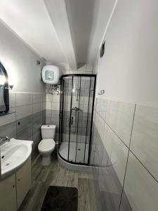 ルチャネ・ニダにあるU Beatyのバスルーム(シャワー、トイレ、シンク付)