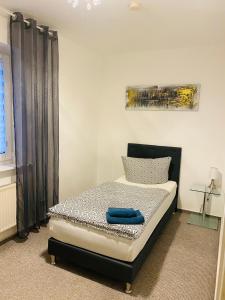 ガルプセンにあるKriDa Comfort Ferienwohnungのベッドルーム1室(黒いヘッドボード付きのベッド1台付)