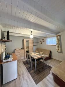 a kitchen and dining room with a table and chairs at U Beaty in Ruciane-Nida