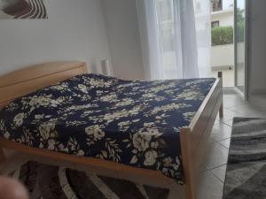 耶爾薩的住宿－Apartmani Miletić，一张床上,床上有鲜花,有蓝色的毯子