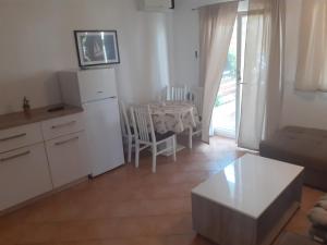Kuchyň nebo kuchyňský kout v ubytování Apartmani Miletić