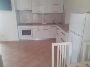 Kuchyň nebo kuchyňský kout v ubytování Apartmani Miletić