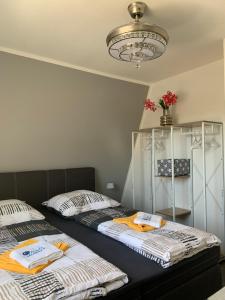 two beds sitting next to each other in a room at -Fewo Benz- Exklusive Ferienwohnung im Stadtzentrum von Wittenberge Modernes Ambiente, 3 Einzelzimmer für bis zu 6 Gäste - voll ausgestattet mit Waipu-TV und High-Speed-WLAN Bettwäsche und Handtücher inklusive! in Wittenberge