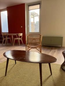 マルセイユにあるLe petit Marseillaisのリビングルーム(コーヒーテーブル、椅子付)