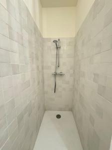 bagno con doccia e servizi igienici di Le petit Marseillais a Marsiglia
