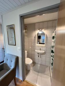 een badkamer met een toilet en een wastafel bij U Beaty in Ruciane-Nida