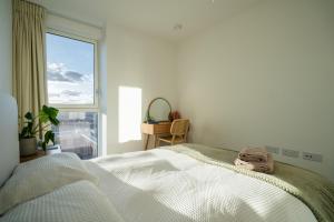 Sunset Retreat: Steps from Heathrow/Twickenham客房内的一张或多张床位