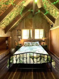 מיטה או מיטות בחדר ב-Megans Mountain Getaway
