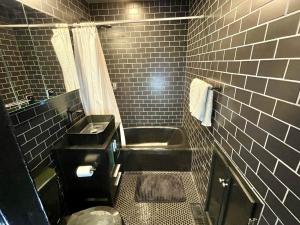 een zwarte badkamer met een wastafel en een toilet bij Megans Mountain Getaway in Miramonte