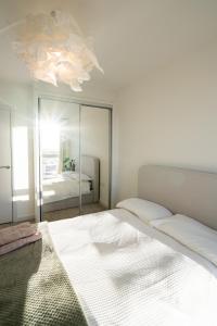 Sunset Retreat: Steps from Heathrow/Twickenham客房内的一张或多张床位