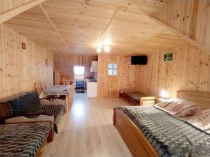 Una habitación con dos camas y una sala de estar. en Pokoje gościnne u Beatki, en Czarna Góra