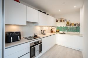 Sunset Retreat: Steps from Heathrow/Twickenham的厨房或小厨房