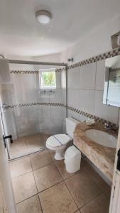 uma casa de banho com um WC e um lavatório em Hotel Camboa Antonina - PR em Antonina