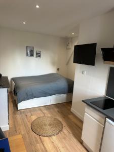1 dormitorio pequeño con 1 cama y cocina en London Pub Brasserie en Évreux