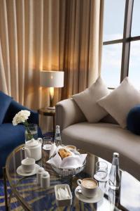 ein Wohnzimmer mit einem Sofa und einem Couchtisch in der Unterkunft Novo Hotel in Riad