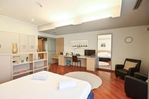 Habitación con 2 camas, escritorio y silla. en Top Living Apartments - San Salvario, en Turín