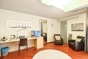 sala de estar con escritorio y sillas en Top Living Apartments - San Salvario, en Turín