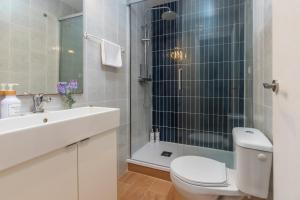 een badkamer met toilet, wastafel en douche bij Apartamento en Tossa de Mar a 3 min de la playa in Tossa de Mar +26 foto's
