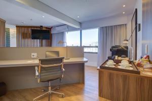 Radisson São Paulo Paulista的电视和/或娱乐中心