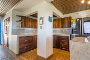 Kuchyň nebo kuchyňský kout v ubytování Ocean and Jungle views! AC, Wi-Fi, kitchen