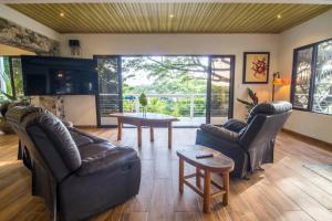 Posezení v ubytování Ocean and Jungle views! AC, Wi-Fi, kitchen