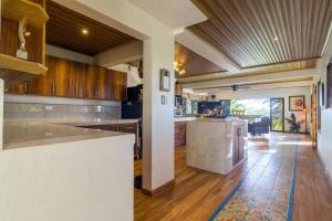 Kuchyň nebo kuchyňský kout v ubytování Ocean and Jungle views! AC, Wi-Fi, kitchen