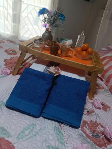 a table with a tray of oranges on a bed at Jolie maison de village in Capendu