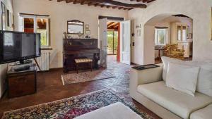 a living room with a couch and a television at Casa Rocchi in Capannori