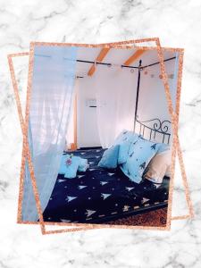 um quarto com uma cama de dossel em Jolie maison de village em Capendu
